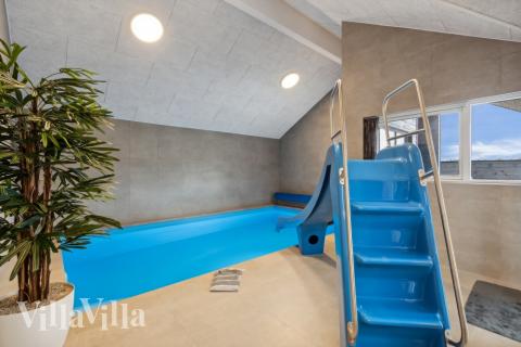 Den härliga poolen i lyxstuga nr 610 för 18 personer