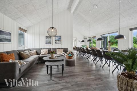 Vardagsrummet i lyxstuga nr. 611 har plats för 20 personer.