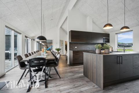 Det stora ljusa vardagsrummet i lyxstuga nr 611 för 20.