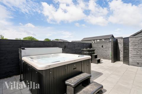 Njut av spabadets värme i lyxstuga nr 611 i Sydjylland