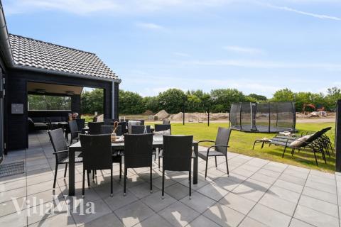 Njut av en grillkväll på terrassen i lyxstuga nr 611 i Sydjylland