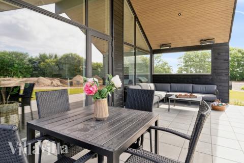 På terrassen i sommarhus nr 611 finns det plats för upp till 20 gäster.