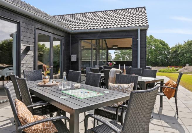 Lyxstuga nr 611 har en härlig terrass med sköna trädgårdsmöbler för 20 personer.