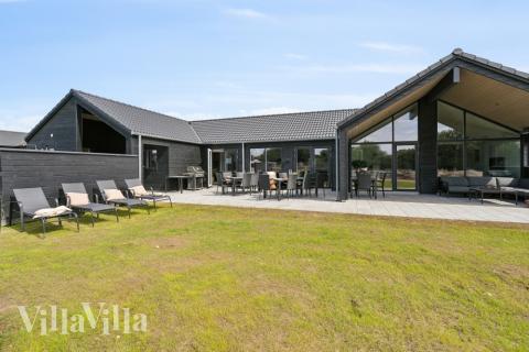 Den praktfulla poolstugan nr 611 med plats för 20 personer ligger i Sydjylland