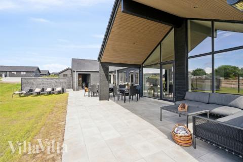 Stor terrass i lyxstuga nr 611 i Sydjylland.