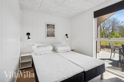 Ett av de 9 utmärkta sovrummen i lyxstuga nr 612 i Sydjylland.
