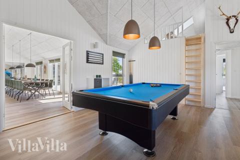 Lyxstuga 612 för 24 personer har ett stort aktivitetsrum med bl.a. biljard och dart