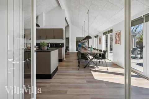 Det stora ljusa vardagsrummet i lyxstuga nr 612 för 24.