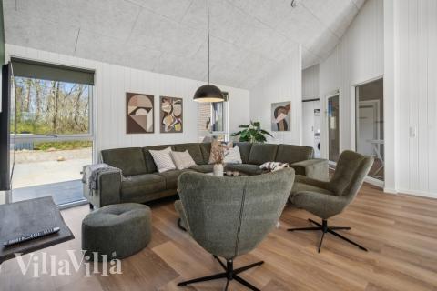 Soffhörnan i lyxstuga 612 i Sydjylland.