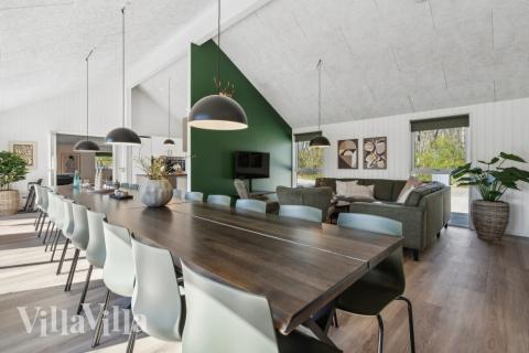 Vardagsrummet i lyxstuga nr. 612 har plats för 24 personer.