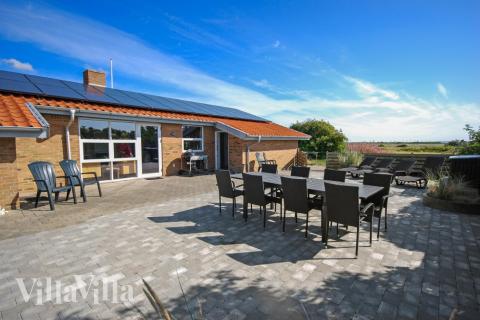 Lyxstuga nr 613 har en härlig terrass med sköna trädgårdsmöbler för 8 personer.