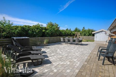 Njut av en grillkväll på terrassen i lyxstuga nr 613 i Vestjylland