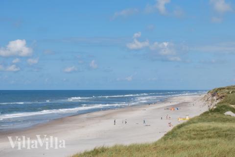 Den vackra stranden i närheten av lyxhus 613 vid Vestjylland.