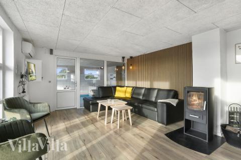 I soffhörnan i lyxstuga 613 i Vestjylland kan ni spela brädspel eller titta på film tillsammans.