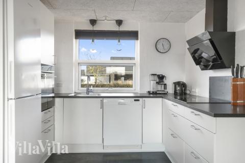 Köket i lyxstuga nr 613 är generöst inrett.