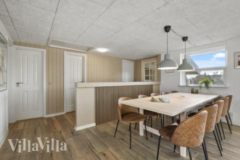 Det stora ljusa vardagsrummet i lyxstuga nr 613 för 8.