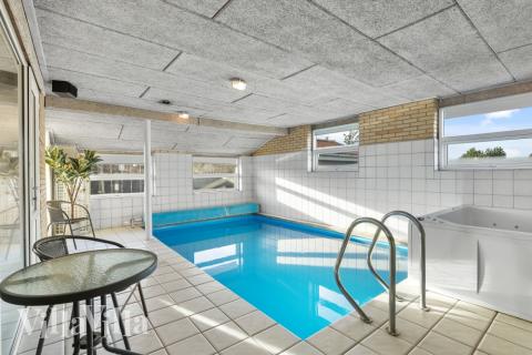 Njut av spabadets värme i lyxstuga nr 613 i Vestjylland