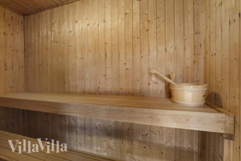 Njut av bastuvärmen i lyxstuga nr 613 för 8 personer