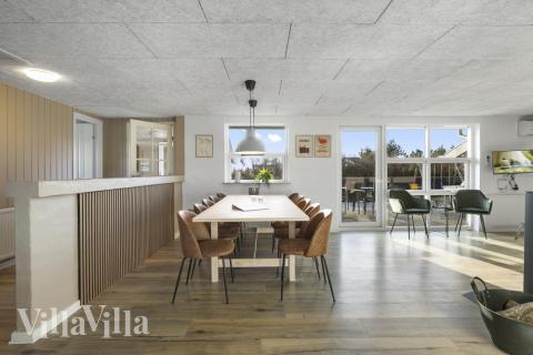 Vardagsrummet i lyxstuga nr. 613 har plats för 8 personer.