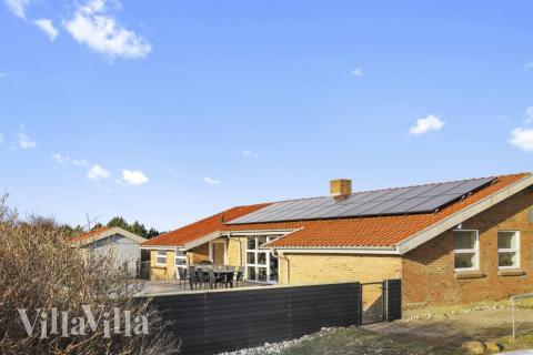 Den praktfulla poolstugan nr 613 med plats för 8 personer ligger i Vestjylland