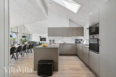 Köket i lyxstuga nr 614 är utrustat så att ni kan laga mat till 16 personer.