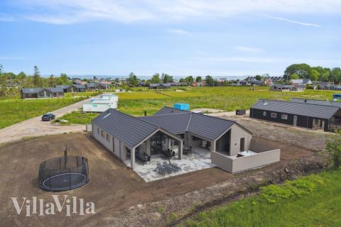 Den praktfulla poolstugan nr 614 med plats för 16 personer ligger i Fyn och öar