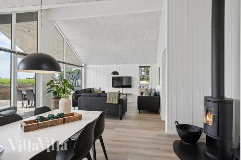 Vardagsrummet i lyxstuga nr. 614 har plats för 16 personer.