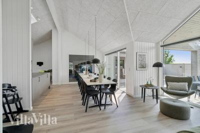 Det stora ljusa vardagsrummet i lyxstuga nr 614 för 16.