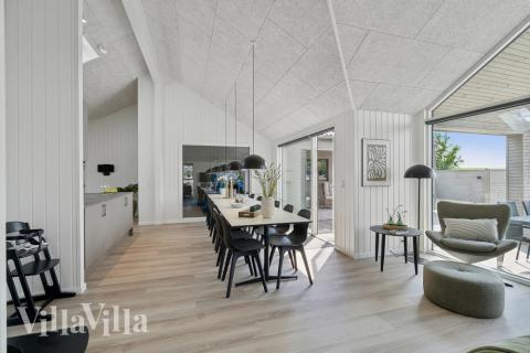 Det stora ljusa vardagsrummet i lyxstuga nr 614 för 16.