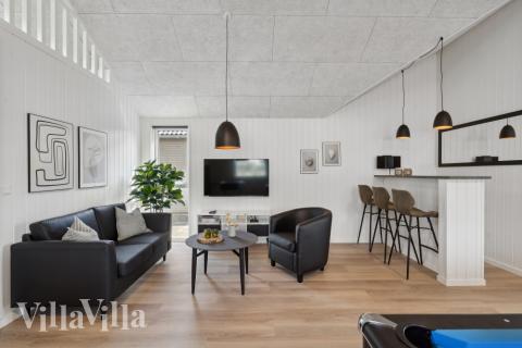 Aktivitetsrum i lyxstuga nr 614 med 6 sovrum och plats för 16 personer.