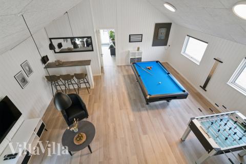 Förutom de många timmar som du kan tillbringa i stugans poolavdelning erbjuder lyxstuga 614 även biljard, bordtennis och dart