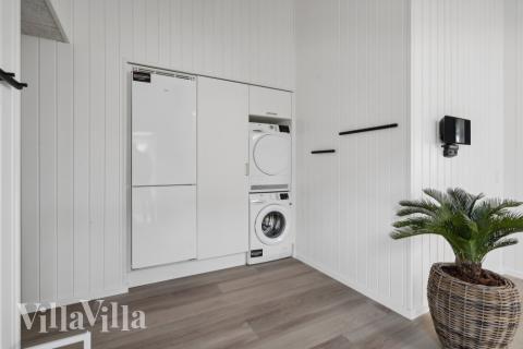 Den rymliga entrén i lyxstuga nr 614 i Fyn och öar