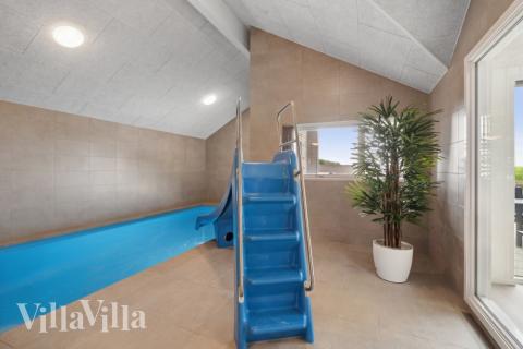 Den härliga poolen i lyxstuga nr 614 för 16 personer