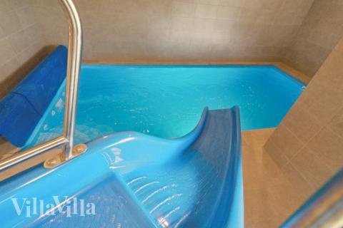 Sommarstuga 614 är inredd med en smakfull poolavdelning som har vattenrutschbana, ett stort inbyggt spapad och bastu