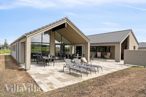 Lyxstuga nr 614 har en härlig terrass med sköna trädgårdsmöbler för 16 personer.