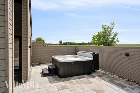 Njut av spabadets värme i lyxstuga nr 614 i Fyn och öar