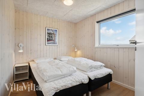 Ett av de 12 utmärkta sovrummen i lyxstuga nr 615 i Nordjylland.