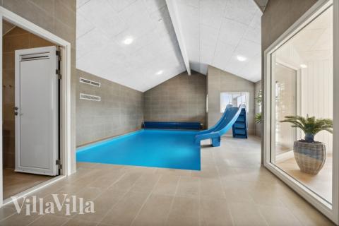 Den härliga poolen i lyxstuga nr 615 för 30 personer