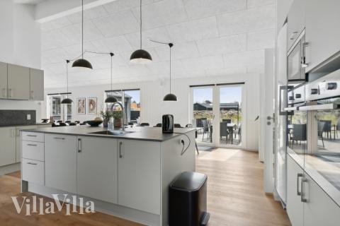 Köket i lyxstuga nr 615 är generöst inrett.