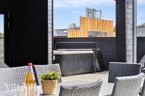 Stor terrass i lyxstuga nr 615 i Nordjylland.