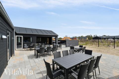 På terrassen i sommarhus nr 615 finns det plats för upp till 30 gäster.