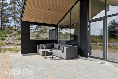 Njut av en grillkväll på terrassen i lyxstuga nr 615 i Nordjylland