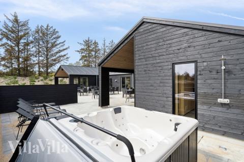 Njut av spabadets värme i lyxstuga nr 615 i Nordjylland