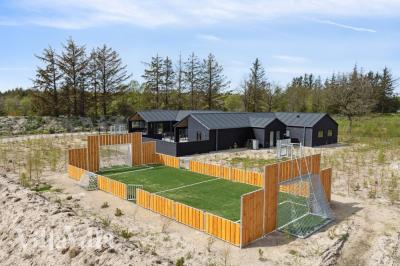 Till den trevliga sommarstugan nr 615 i Nordjylland erbjuds en mängd utomhusaktiviteter, t.ex. lektorn och gungor