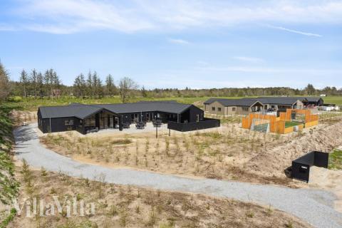 Den praktfulla poolstugan nr 615 med plats för 30 personer ligger i Nordjylland