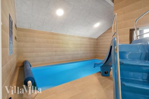 Sommarstuga 616 är inredd med en smakfull poolavdelning som har vattenrutschbana, ett stort inbyggt spapad och bastu