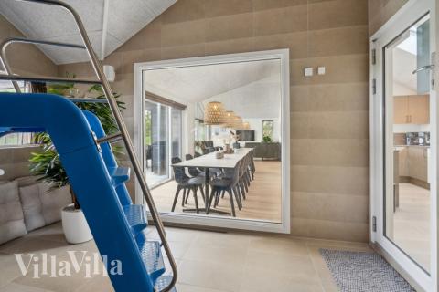 Den härliga poolen i lyxstuga nr 616 för 16 personer