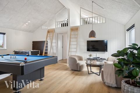 Lyxstuga 617 för 14 personer har ett stort aktivitetsrum med bl.a. biljard och dart