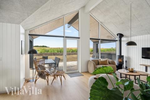 I soffhörnan i lyxstuga 617 i Fyn och öar kan ni spela brädspel eller titta på film tillsammans.