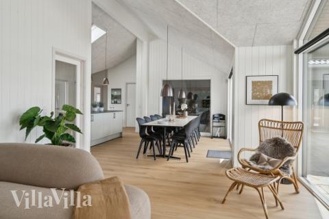 Det stora ljusa vardagsrummet i lyxstuga nr 617 för 14.